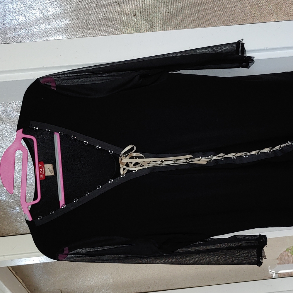 Size XL top. Fitted